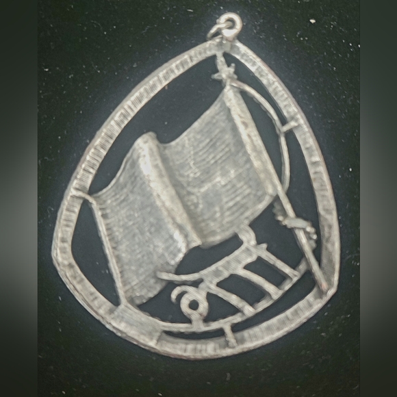 VINTAGE 1776 CHUNKY SILVER TONE PENDANT - Picture 3 of 3